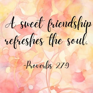 Puede incluir: Obra de arte al estilo acuarela con un fondo suave y difuminado en tonos rosa, melocotón y amarillo. El texto dice: "Una dulce amistad refresca el alma. -Proverbios 27:9" en elegante escritura negra.