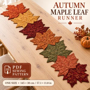 Puede incluir: Un camino de mesa compuesto por siete hojas de arce de tela en tonos rojo, naranja, amarillo y verde. El texto dice AUTUMN MAPLE LEAF RUNNER y PDF SEWING PATTERN. Las dimensiones son 145 por 30 cm.