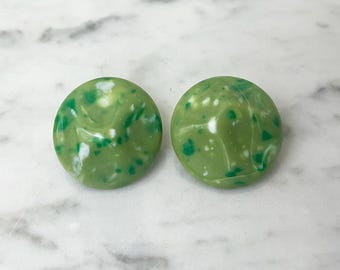 Pendientes de botón verde salpicado de mediados de siglo — Botón de plástico jaspeado de la década de 1960