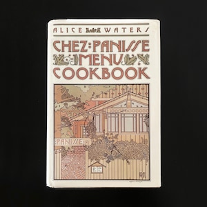 Könnte beinhalten: Ein Kochbuch mit dem Titel "Chez Panisse Menu Cookbook" von Alice Waters. Das Cover zeigt eine Illustration eines Hauses mit Garten in Braun-, Pfirsich- und Grüntönen. Der Titel ist in einer dekorativen Schriftart gehalten.