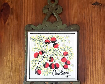 Vintage onderzetter van cranberrykleurige keramische tegels — Groene wandhanger van gegoten metaal