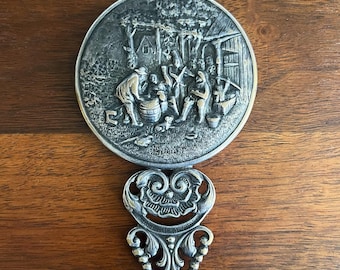 Espejo de mano danés antiguo chapado en plata — Decoración de tocador con escena de taberna ornamentada