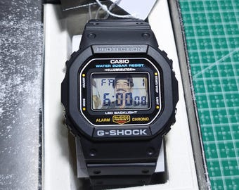 カスタム カシオ G-Shock DW-5600UE サダム・フセイン LCD モッド | ユニークな政治アートウォッチ