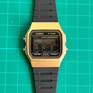 Anpassad guldfärgad Casio F-91W Dancing Bear LCD-klocka | NFC-tagg Retro digital klocka