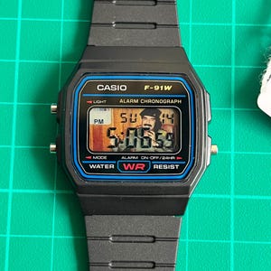 Orologio Casio F-91W personalizzato / Grafica LCD di Saddam Hussein