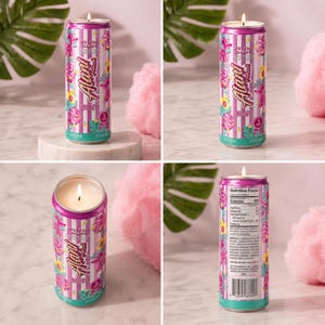 K&ouml;nnte beinhalten: Eine nach Zuckerwatte duftende Kerze in einer rosa-t&uuml;rkisfarbenen Energy-Drink-Dose. Die Dose hat ein vertikales Streifendesign mit floralen und textlichen Elementen. Die Kerze ist angez&uuml;ndet.