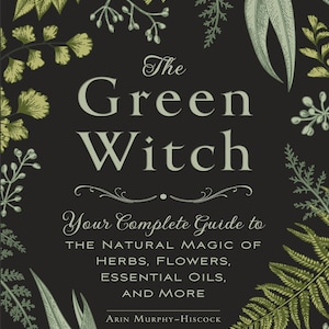 Peut inclure: Une couverture de livre avec le titre "The Green Witch" dans une police élégante. Le fond est noir, orné d'illustrations botaniques vertes et crème. Le texte indique "Your Complete Guide to the Natural Magic of Herbs, Flowers, Essential Oils, and More."
