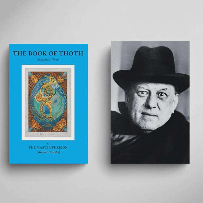 Puede incluir: Un libro titulado "THE BOOK OF THOTH (Egyptian Tarot)" con una cubierta azul y una ilustraci&oacute;n detallada. Junto a &eacute;l, un retrato en blanco y negro de un hombre con sombrero. El autor del libro se identifica como "THE MASTER THERION (Aleister Crowley)."