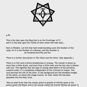 Puede incluir: Una p&aacute;gina de libro con texto y un s&iacute;mbolo geom&eacute;trico en blanco y negro. El texto incluye frases como "la cabeza de un S&aacute;tiro" y "Siete letras tienen Su nombre m&aacute;s sagrado". El s&iacute;mbolo es una forma de estrella con n&uacute;meros.