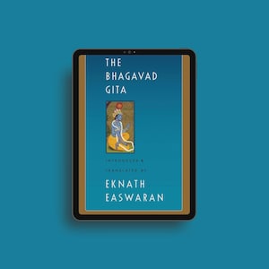 Può includere: Un tablet digitale mostra la copertina di "The Bhagavad Gita" di Eknath Easwaran. La copertina presenta uno sfondo blu con il titolo in bianco e un'illustrazione di una figura seduta. Il tablet ha una cornice dorata ed è su uno sfondo verde acqua.