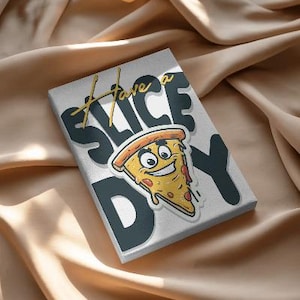 Op de afbeelding: Een canvas print met een cartoon pizzapunt met een lachend gezicht. De tekst "Have a Slice Day" is in goud en donkerblauwgroen. Het kunstwerk staat tegen een beige stoffen achtergrond. Een leuk, op eten gebaseerd item.
