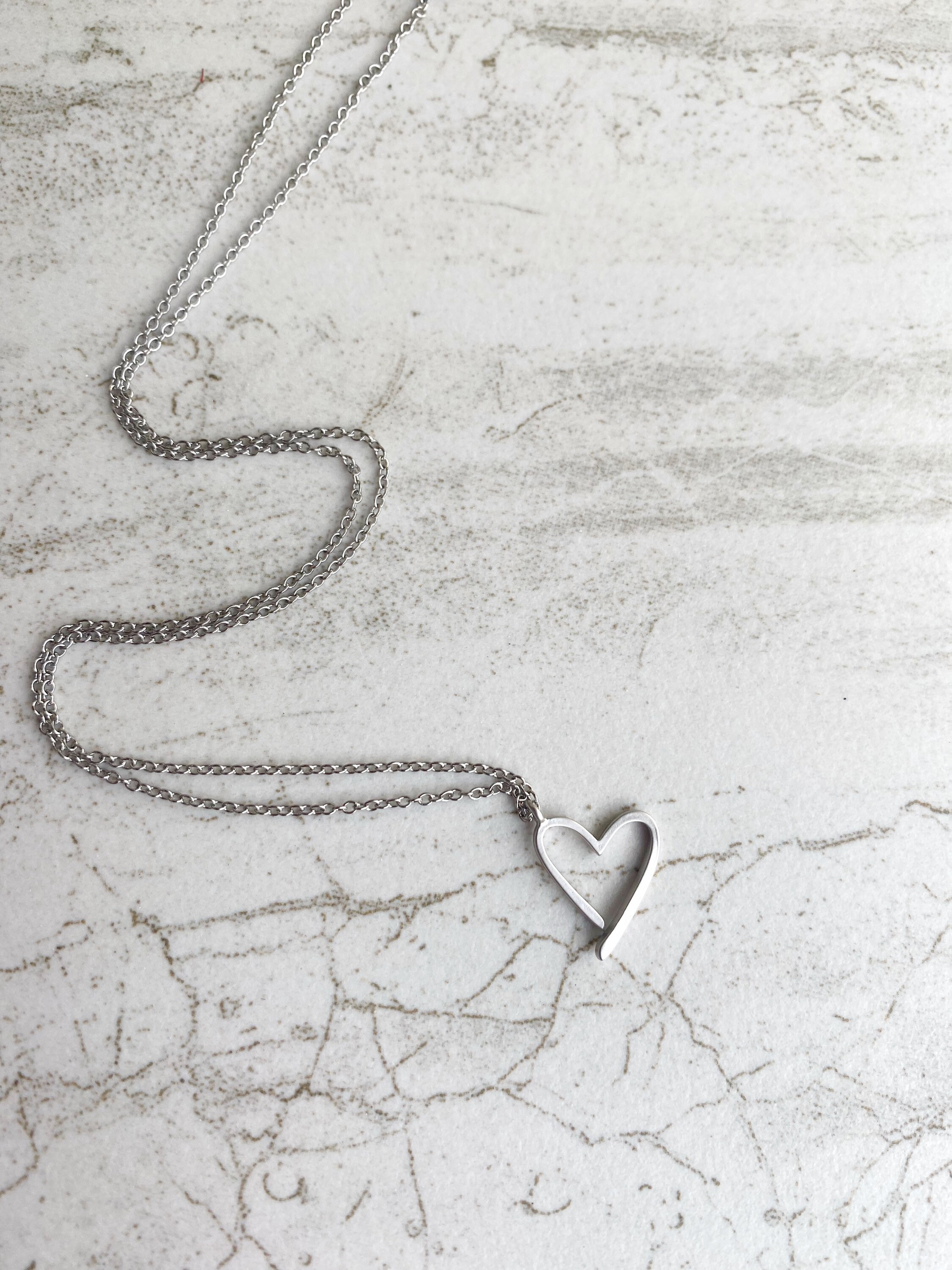 Collier chaîne cœur en acier inoxydable pour femme, pendentif pour la  saint-valentin, bijou cadeau, vente en gros [8CF5E97] - Achat / Vente  sautoir et collier collier chaîne cœur en acier Femme Acier