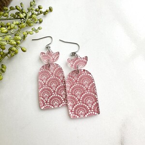 Floral Acryl Ohrringe: Wildblumen Design