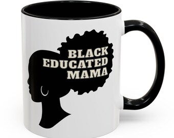 Könnte beinhalten: Eine weiße Keramiktasse mit schwarzem Innenraum und Griff. Die Tasse zeigt eine schwarze Silhouette einer Frau mit Afro und den weißen Text "BLACK EDUCATED MAMA".