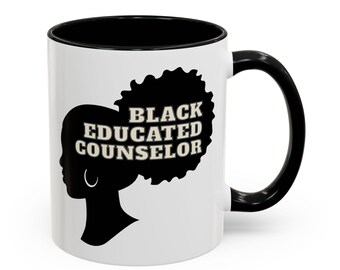 Könnte beinhalten: Eine weiße Keramiktasse mit schwarzem Innenraum und Griff. Die Tasse zeigt eine schwarze Silhouette einer Frau mit Afro und goldenem Ohrring. Der Text "BLACK EDUCATED COUNSELOR" ist auf die Tasse gedruckt.
