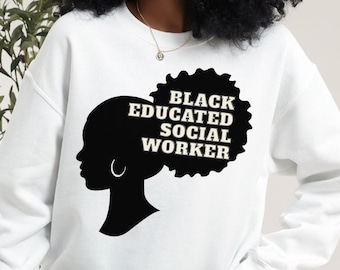 Könnte beinhalten: Weißes Sweatshirt mit schwarzer Grafik einer Frau Silhouette und dem Text "BLACK EDUCATED SOCIAL WORKER". Das Design zeigt ein Frauenprofil mit Afro-Frisur. Das Sweatshirt hat lange Ärmel und einen Rundhalsausschnitt.