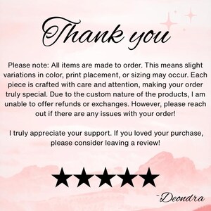 Puede incluir: Un gr&aacute;fico rosa y blanco con las palabras "Thank you" en escritura elegante. Debajo, el texto detalla los art&iacute;culos hechos a pedido, las variaciones y el agradecimiento por el apoyo. Se muestran cinco estrellas negras, con la firma "-Deondra" en la parte inferior.