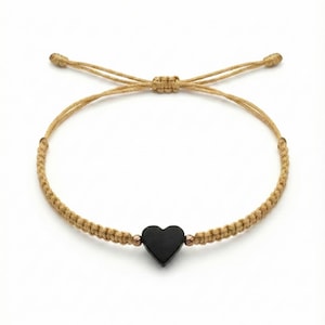 Handgefertigtes Makramee-Armband mit Jet-Herz und 18-karätigen Goldperlen, verstellbar, Unisex-Schmuckstück zum spirituellen Schutz. Natürliches Jet-Herz-Beige.