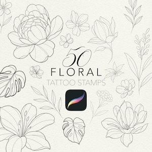 Op de afbeelding: Een verzameling van 50 bloemen tattoo stempels in een lijnkunststijl. De afbeelding toont verschillende bloemen- en bladontwerpen, waaronder pioenrozen, lelies en monstera bladeren. De tekst "50 Floral Tattoo Stamps" wordt weergegeven boven een Procreate app-icoon.