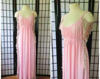 Vintage negligé roze met beige kant Vrouwelijke nachtjapon Empire taille maxi lang 32 34 jaren 1960 1970 zijsplitten XS S M
