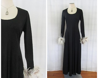 Vintage maxi-jurk jaren 1970 zwarte jurk 34 35 dramatische witte maraboe veren manchetten elegante stroom lage ronde hals glamour