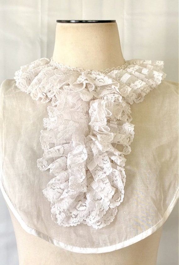 Vintage 1950s White Lace Dickie Floral Ruffle Bib… - image 3