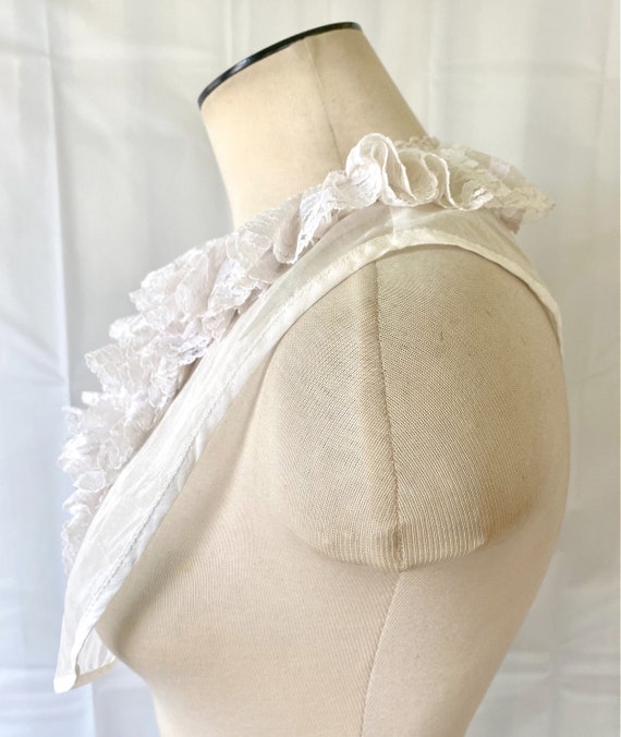 Vintage 1950s White Lace Dickie Floral Ruffle Bib… - image 5
