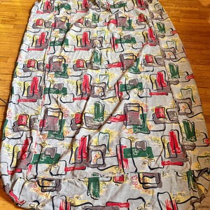 Könnte beinhalten: Ein rechteckiges Stoffstück im Vintage-Stil mit einem sich wiederholenden Muster aus roten, grünen, grauen und gelben abstrakten Formen auf hellgrauem Hintergrund. Wahrscheinlich eine Tagesdecke oder eine Decke.