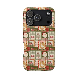 Pode incluir: Capa de telemóvel com tema natalício verde e vermelho com um padrão repetitivo. O padrão inclui imagens do Pai Natal, árvores de Natal, cães salsicha e carros com árvores. As palavras "Merry Christmas" também são visíveis.