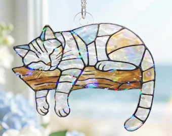 Dinglande katt som sover på en gren solfångare, holografisk katt i målat glas-stil fönsterdekor, subtil prismasolfångare, kattälskare present