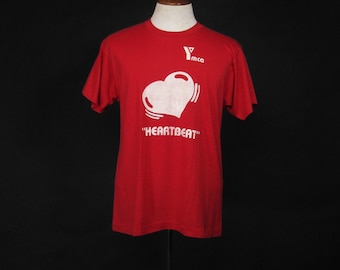 Camiseta vintage de la YMCA con puntada simple en rojo y estampado de latidos del corazón (talla mediana/grande)