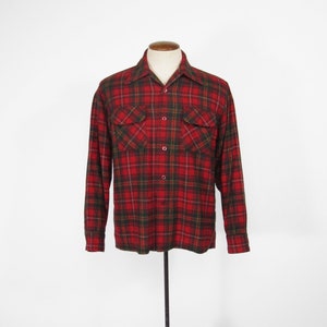 Camisa vintage de lana roja con cuello de lazo y bolsillos con solapa, talla mediana