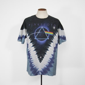 K&ouml;nnte beinhalten: Ein schwarzes T-Shirt mit Batikmuster und dem Pink Floyd Albumcover. Das Design zeigt einen schwarzen Hintergrund mit einem Dreieck, das einen Regenbogen bricht. Der Bandname PINK FLOYD ist oben in Wei&szlig; aufgedruckt.