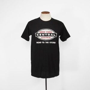 Puede incluir: Camiseta negra con un logotipo circular blanco que dice "New York Central System" y "Road to the Future".