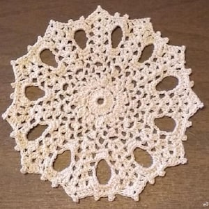 Virkad liten beige duk (e07)