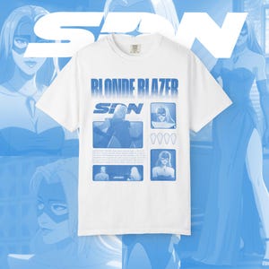 Könnte beinhalten: Weißes T-Shirt mit blauem Grafikdesign. Der Text "BLONDE BLAZER" und die Buchstaben "SDN" sind abgebildet. Das Design enthält Bilder einer blonden Frau mit Maske. Das T-Shirt hat einen Rundhalsausschnitt und kurze Ärmel.