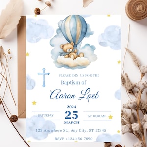 Könnte beinhalten: Tauf-Einladung mit einer Aquarell-Illustration eines Teddybären in einem Heißluftballon. Die Einladung enthält den Text "Please join us for the Baptism of Aaron Loeb" mit Datum, Uhrzeit und Ort.