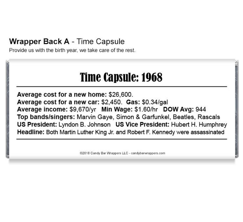 K&ouml;nnte beinhalten: Ein rechteckiger Schokoriegel-Wrapper mit der Aufschrift "Time Capsule: 1968". Der Wrapper enth&auml;lt Informationen &uuml;ber die durchschnittlichen Kosten f&uuml;r ein neues Haus und Auto, das Durchschnittseinkommen und den Mindestlohn. Er listet auch Top-Bands und US-Politiker auf.