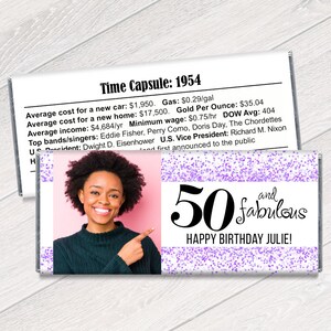 K&ouml;nnte beinhalten: Eine personalisierte Schokoriegelverpackung mit einem Foto einer Frau, dem Text "50 and fabulous" und "Happy Birthday Julie!" in schwarzer Schrift. Die Verpackung hat ein rosa-lila Konfetti-Design und einen Abschnitt mit historischen Fakten.
