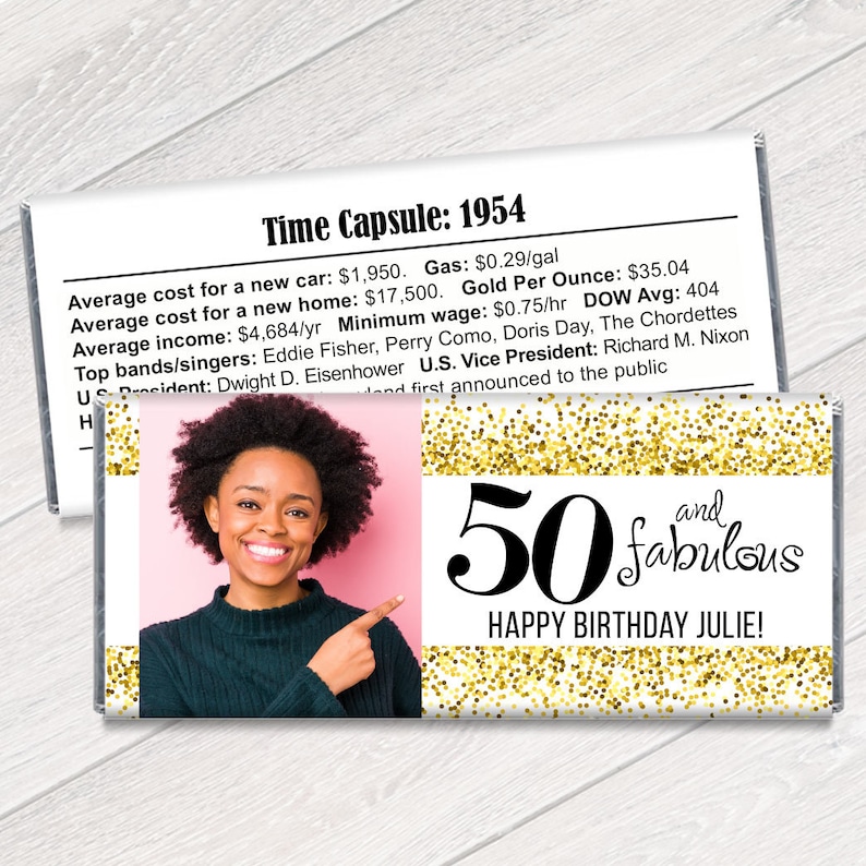K&ouml;nnte beinhalten: Personalisierte Schokoriegelverpackung mit einem Foto einer Frau und dem Text "50 and fabulous HAPPY BIRTHDAY JULIE!". Enth&auml;lt auch historische Fakten von 1954, wie die durchschnittlichen Kosten f&uuml;r ein neues Auto und Haus.
