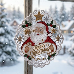 Pode incluir: Um ornamento circular de pendurar em estilo renda branca com uma figura central de Pai Natal em fato vermelho segurando uma faixa com o texto Merry Christmas, acentuado com estrelas douradas, flocos de neve prateados e folhas de azevinho.