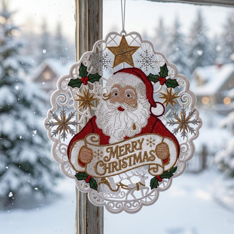 Pode incluir: Um ornamento circular de pendurar em estilo renda branca com uma figura central de Pai Natal em fato vermelho segurando uma faixa com o texto Merry Christmas, acentuado com estrelas douradas, flocos de neve prateados e folhas de azevinho.