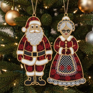 Può includere: Ornamenti natalizi ricamati di Babbo Natale e signora Claus. Babbo Natale indossa un abito rosso con cintura nera e finiture bianche. Signora Claus ha un vestito rosso con un grembiule bianco. Entrambi hanno accenti dorati e sono appesi a spago.
