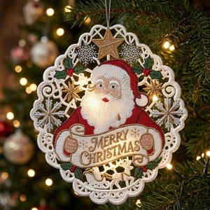 Pode incluir: Um enfeite de Natal de renda branca com um Papai Noel bordado em traje vermelho segurando uma faixa com o texto Merry Christmas. O design inclui estrelas douradas, flocos de neve prateados, folhas de azevinho verdes e uma rena na base.