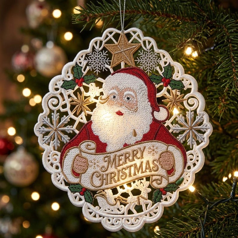 Pode incluir: Um enfeite de Natal de renda branca com um Papai Noel bordado em traje vermelho segurando uma faixa com o texto Merry Christmas. O design inclui estrelas douradas, flocos de neve prateados, folhas de azevinho verdes e uma rena na base.