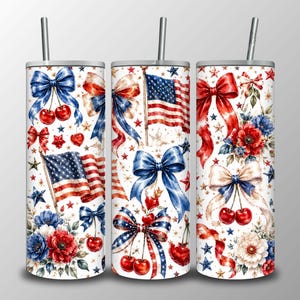 Può includere: Tre bicchieri cilindrici con cannuccia caratterizzati da un motivo patriottico con bandiere americane, fiocchi rossi e blu, ciliegie e stelle su sfondo bianco. Il design include accenti floreali rossi e blu ed elementi a forma di cuore.