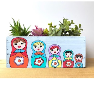 Russische Sukkulenten Pflanzer, Matroschka Dekor, Russische Schachteln und Stapeln Puppen, Weiß gekalkte Holzkiste