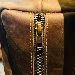 close up of ykk zip on personalized Vintage Cowhide Leather Golf Bag