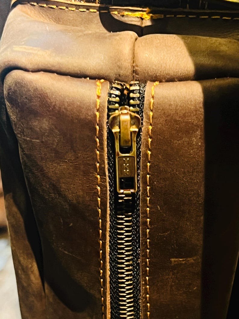 close up of ykk zip on personalized Vintage Cowhide Leather Golf Bag