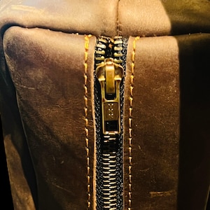 close up of ykk zip on personalized Vintage Cowhide Leather Golf Bag
